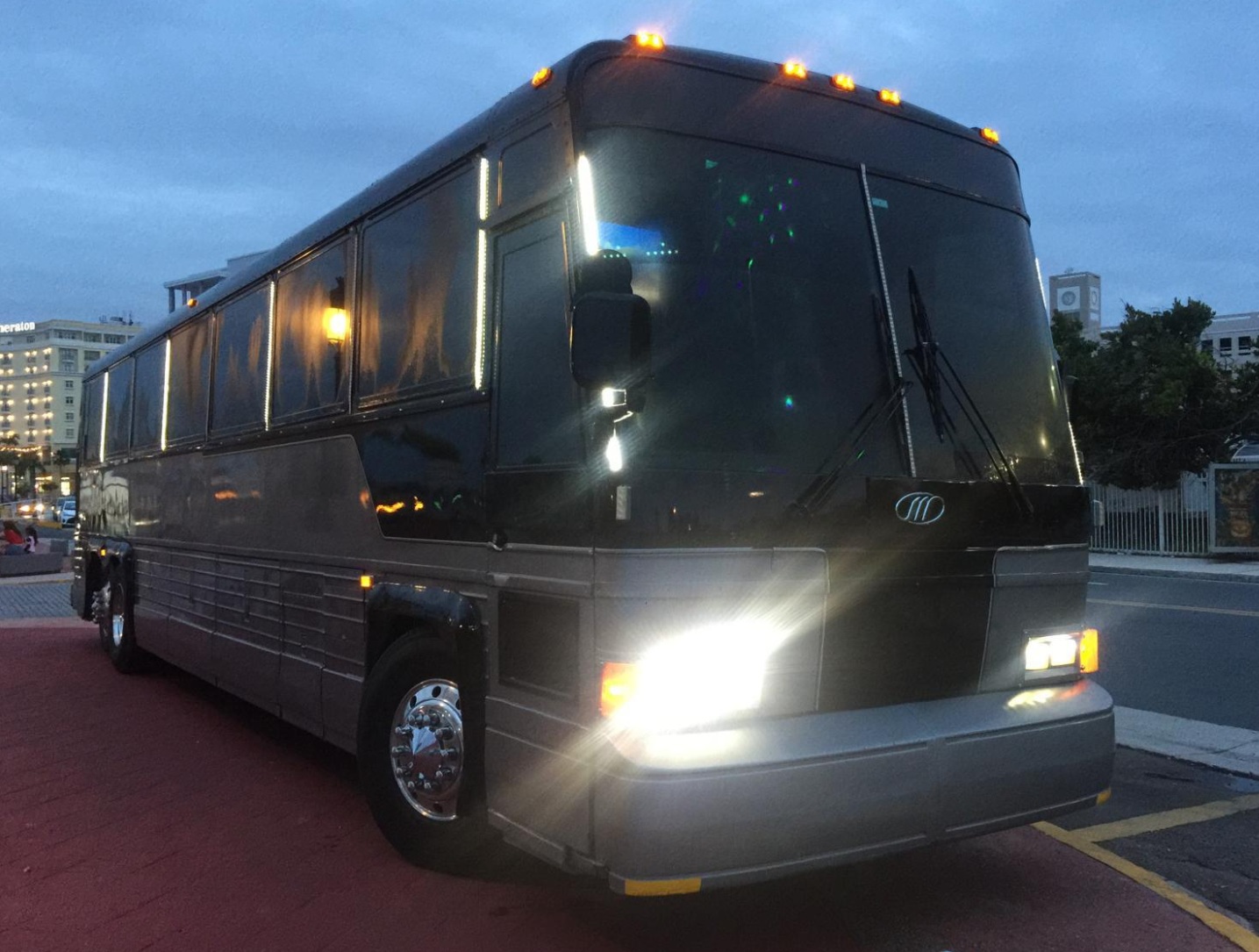 Party bus blanco de noche