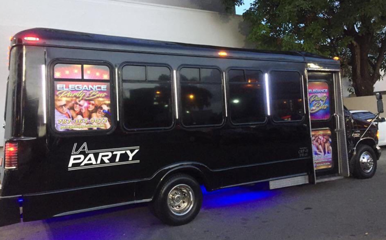 Party Bus Pequeña negra, ideal para grupos íntimos