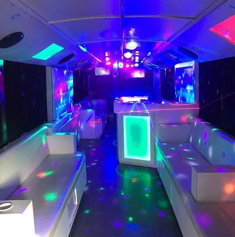 Interior con luces moradas y azules