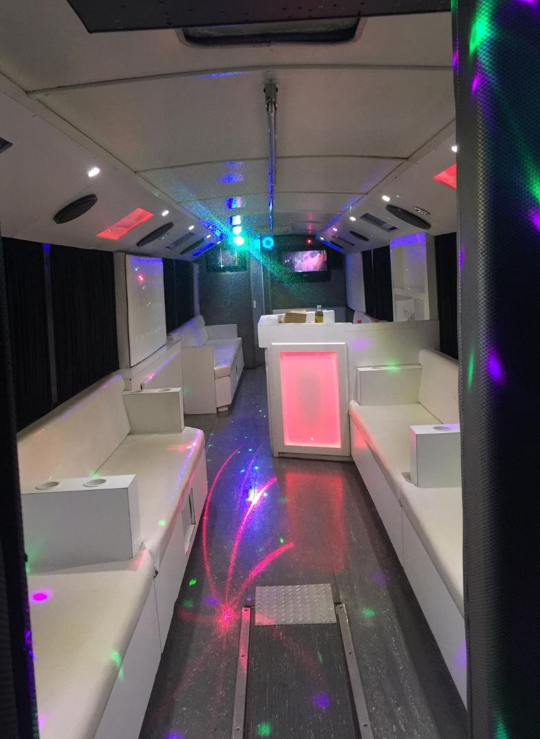 Cabina VIP blanca con luces de colores